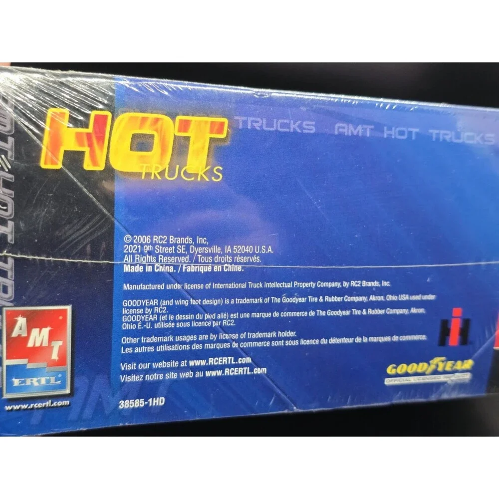 AMT Ertl Hot Trucks International Scout 38585-1HD 1/25 Scale New Sealed